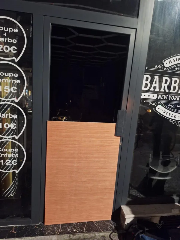 Panneau bois posé sur la partie basse d'une porte de barbier