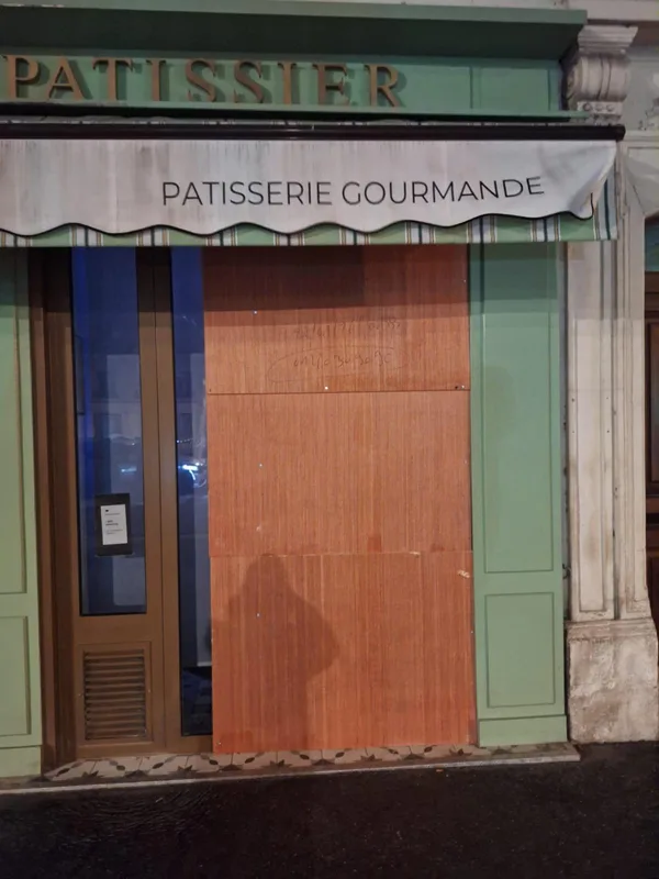 Devanture de pâtisserie condamnée par des panneaux bois